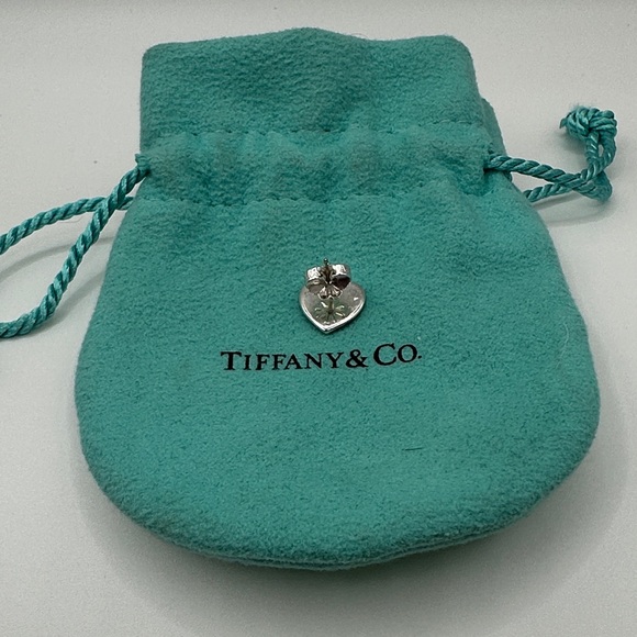 One Tiffany & Co. Silver Heart Earring. Single Earring Only. - Picture 3 of 7